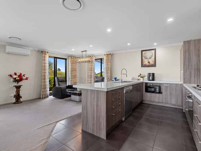 8 Ballintoy Park Drive, Welcome Bay