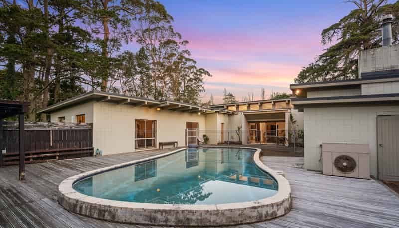 1 Whitford Park Road, Whitford