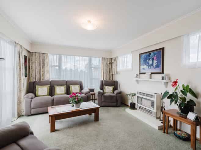 49 Garden Heights Avenue, Glenview