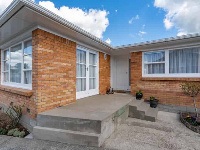 49 Garden Heights Avenue, Glenview