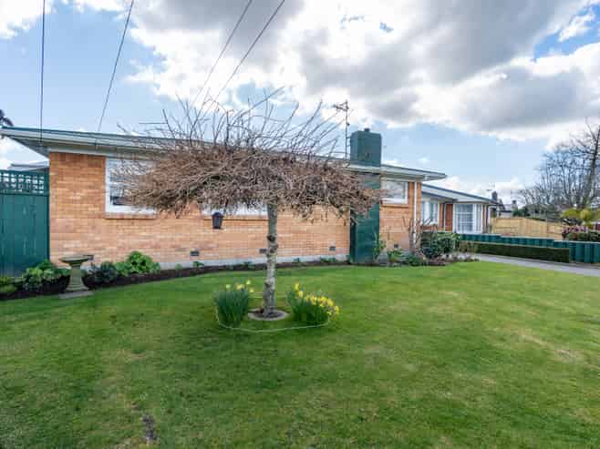 49 Garden Heights Avenue, Glenview