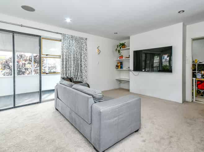 22 Mirrabooka Ave, Botany Downs