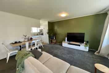 2/179 Victoria Road, Devonport