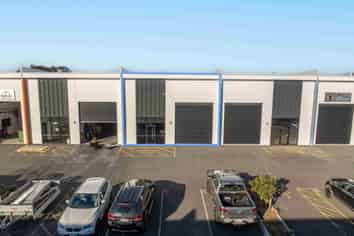 Excellent condition office/warehouse at the Airport 