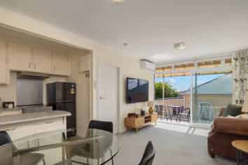 2/219 Onewa Road, Birkenhead