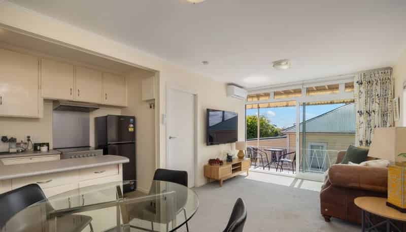 2/219 Onewa Road, Birkenhead