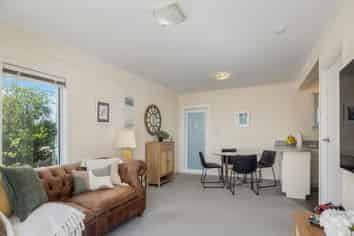 2/219 Onewa Road, Birkenhead