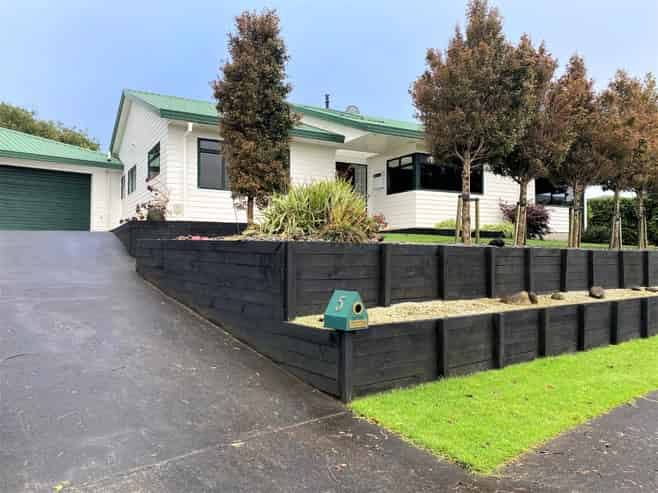 5 Maple Crescent , Whalers Gate