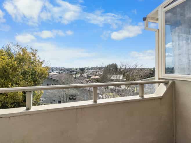 100 Tuhikaramea Road, Dinsdale