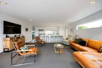 896 River Road, Queenwood