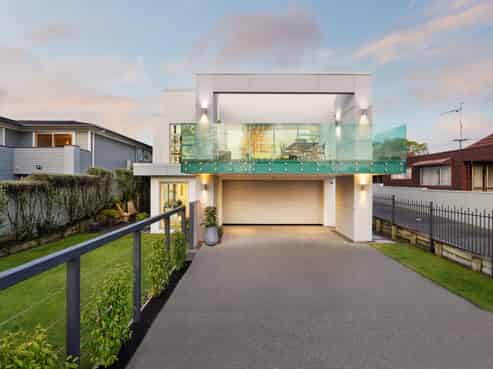 896 River Road, Queenwood