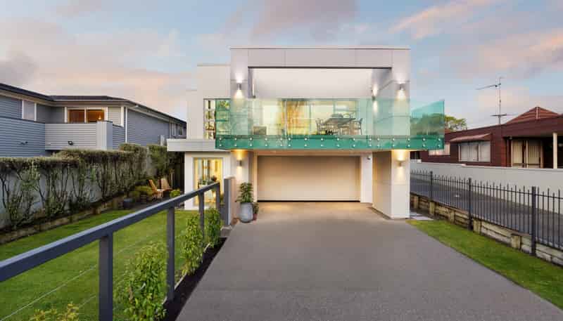 896 River Road, Queenwood
