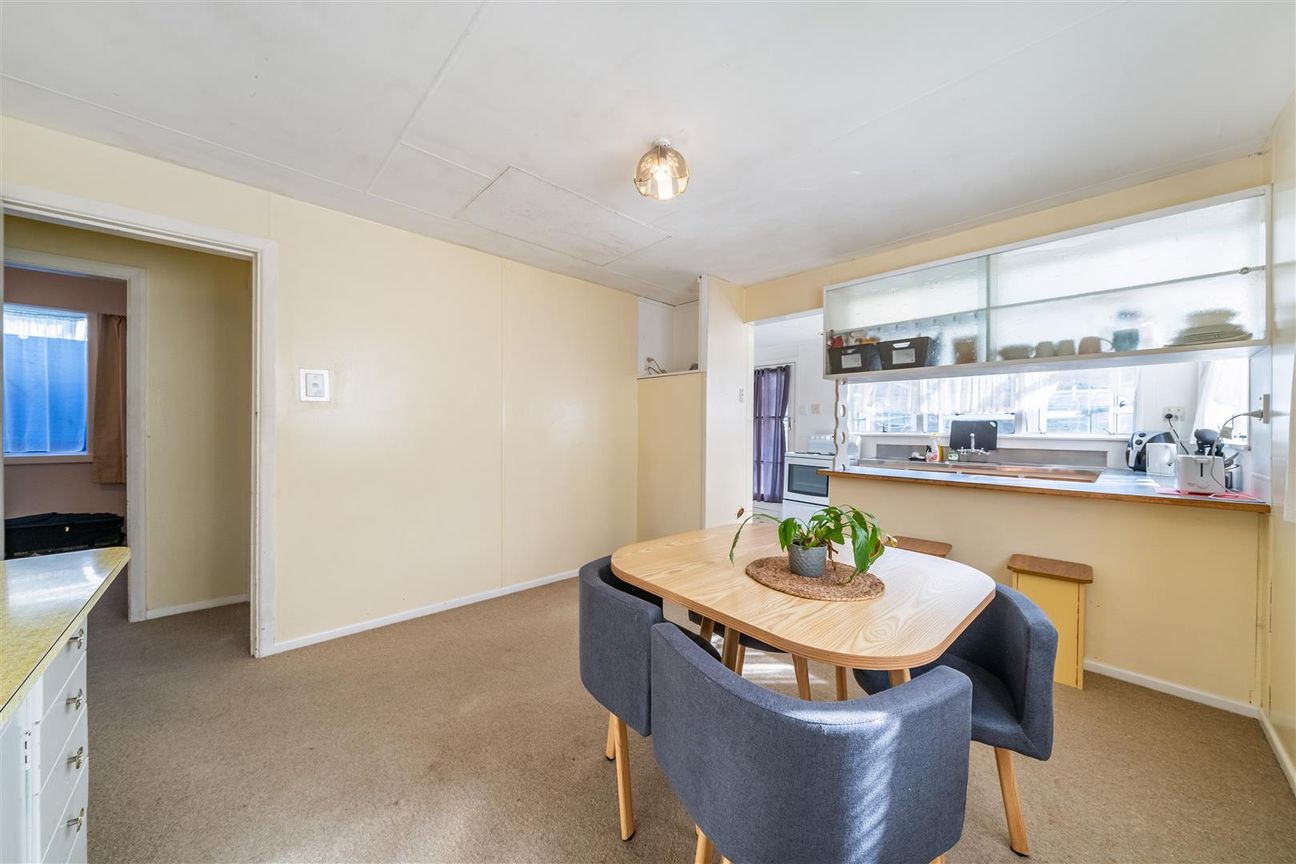Elegant 1900 Character Home in Kilbirnie - Vista 6