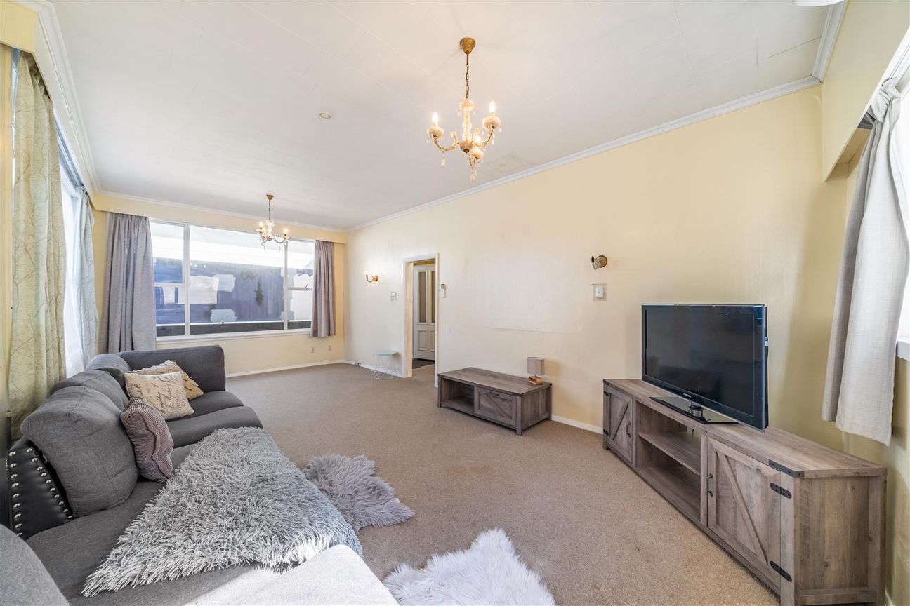 Elegant 1900 Character Home in Kilbirnie - Vista 2