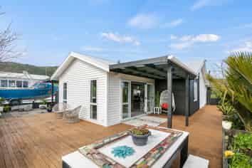 1385 South Road, Kaitake