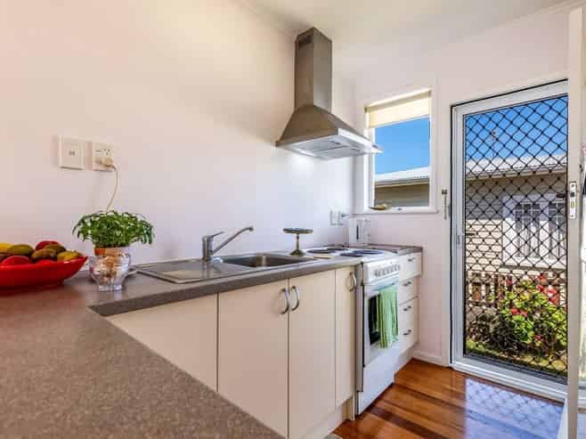 2/11 Preston Avenue, Mount Albert