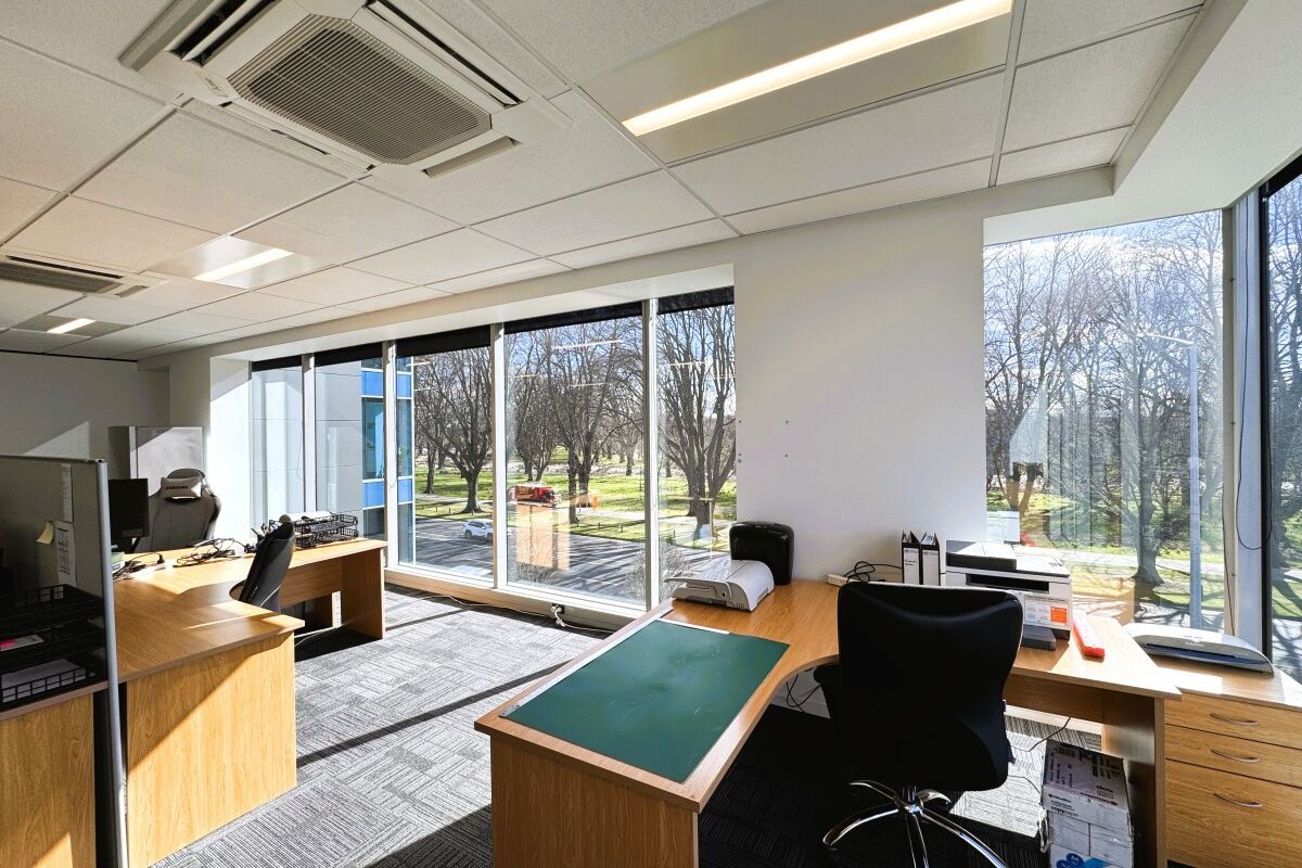 Premium office overlooking Hagley - Aanzicht 6