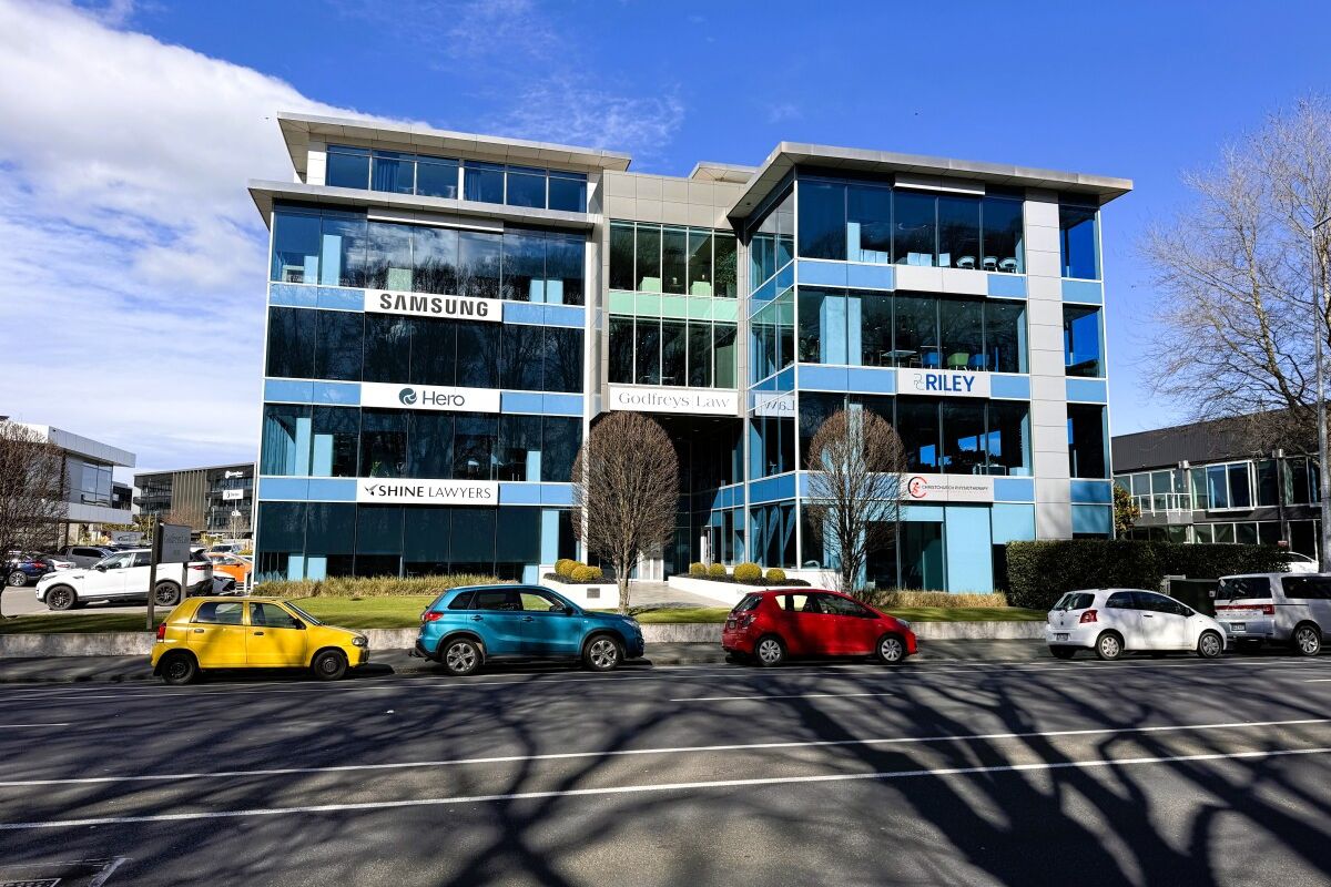 Premium office overlooking Hagley - Aanzicht 3