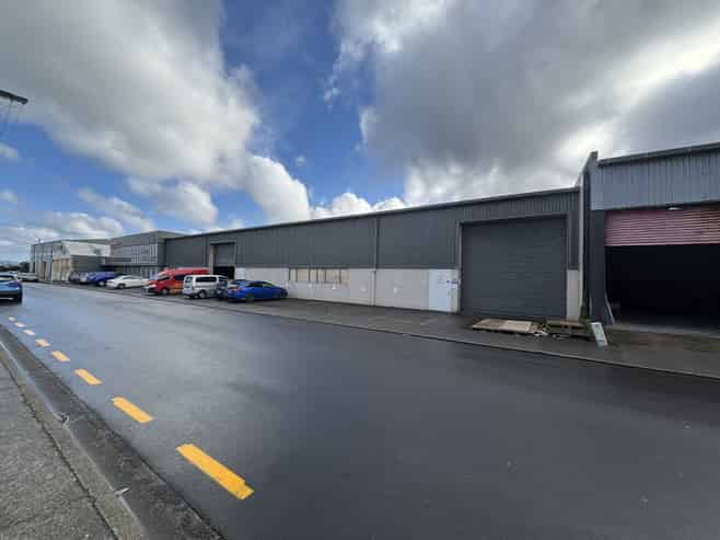 High stud warehouse - Quality showroom and offices