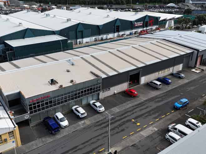 High stud warehouse - Quality showroom and offices