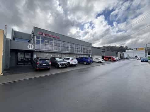 High stud warehouse - Quality showroom and offices
