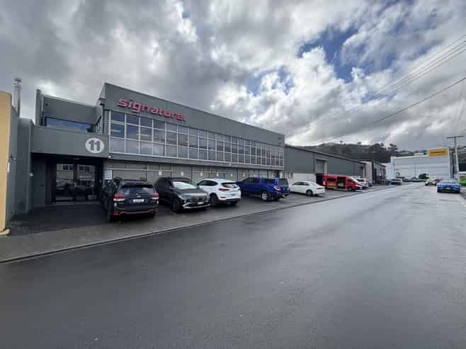 High stud warehouse - Quality showroom and offices