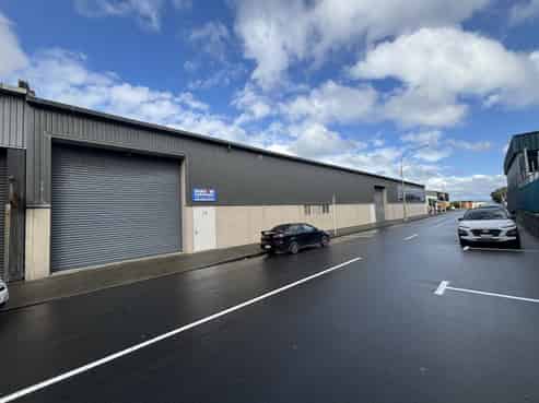 High stud warehouse - Quality showroom and offices