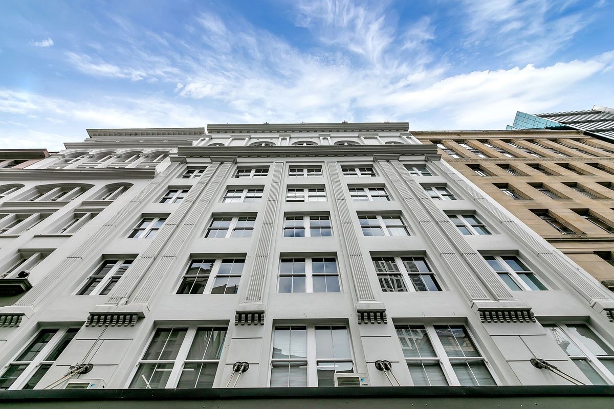 Vibrant Top-Floor Character Office - Affordable - Görünüm 2