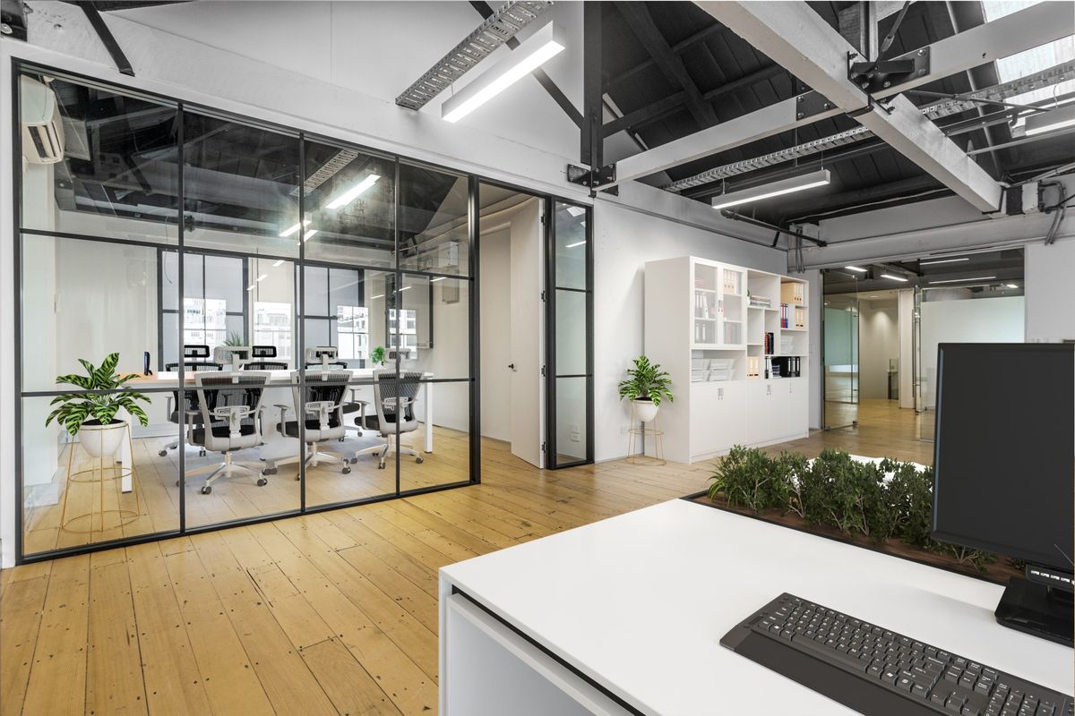 Vibrant Top-Floor Character Office - Affordable - Daha fazla