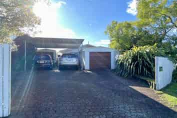 132 Kingswood Road, Brookfield