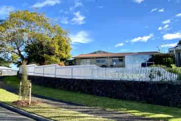 132 Kingswood Road, Brookfield