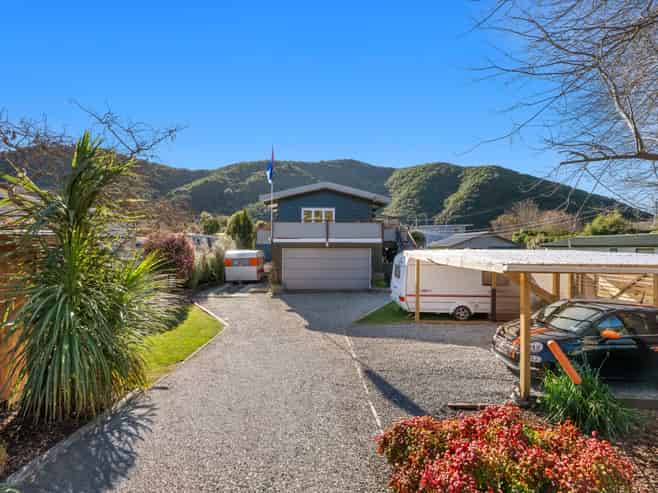 14 Beach Road, Waikawa