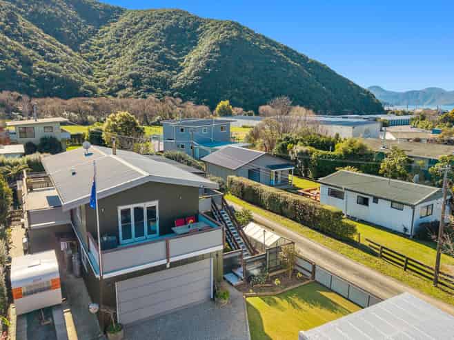 14 Beach Road, Waikawa
