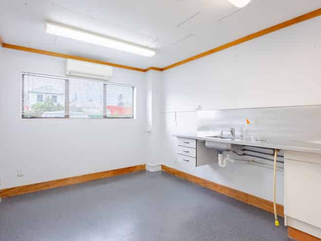 80sqm office, medical or professional unit