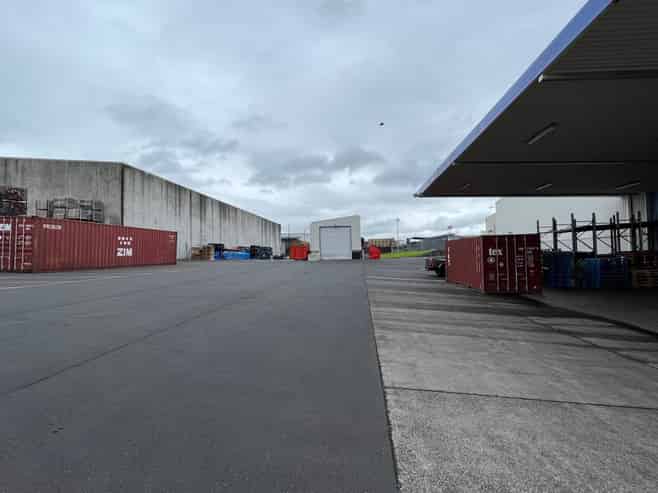 Large industrial warehouse - low office ratio