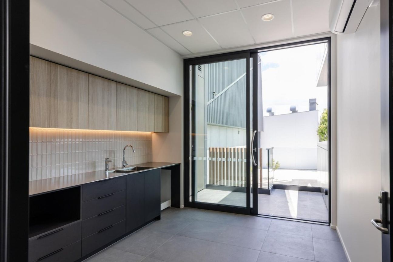 High specification industrial facility - Mehr