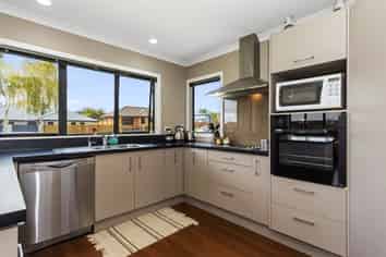 45 Barrington Drive, Huntington