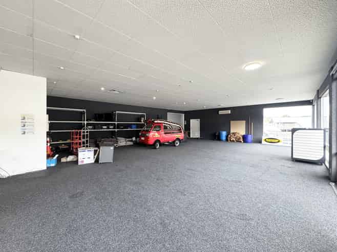 Showroom/Offices & Workshop With Parks!