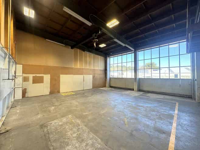 Showroom/Offices & Workshop With Parks!