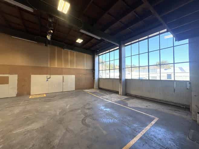 Showroom/Offices & Workshop With Parks!