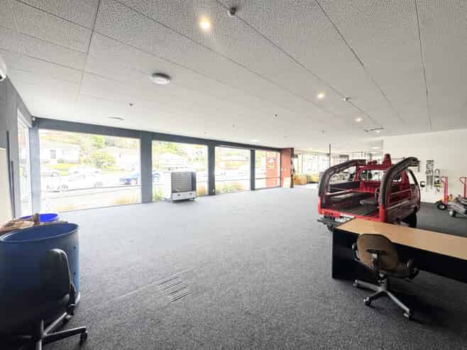 Showroom/Offices & Workshop With Parks!
