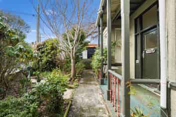 21 Neidpath Road, The Glen
