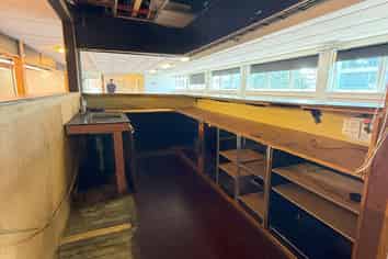 Squash Courts, Sauna & 10+ Car Parks!