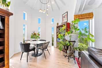 1/4 Roberts Road, Matakatia