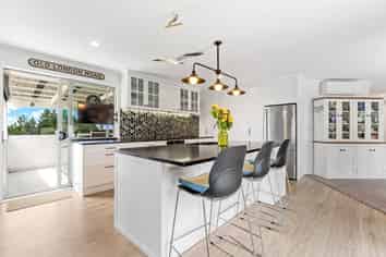 1/4 Roberts Road, Matakatia
