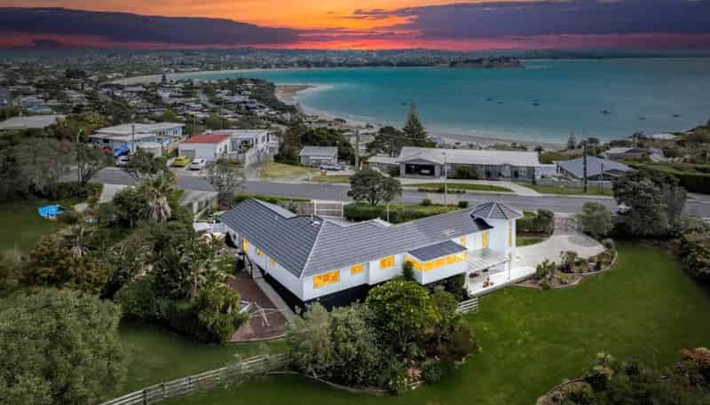 1/4 Roberts Road, Matakatia