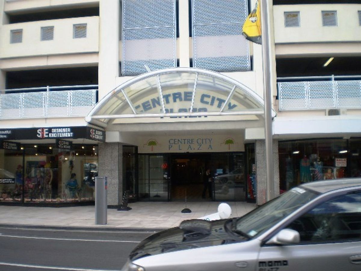 INTERNAL RETAIL SHOP IN QUEENS DRIVE