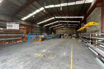 Clear Span Warehouse with Gantry Crane