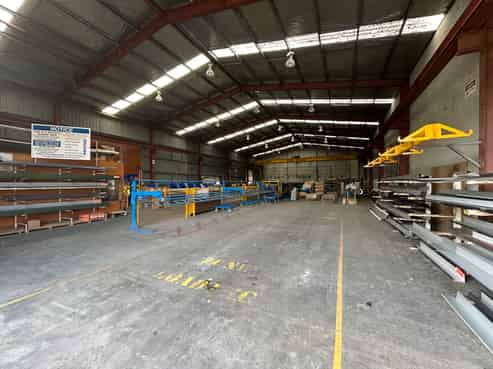 Clear Span Warehouse with Gantry Crane