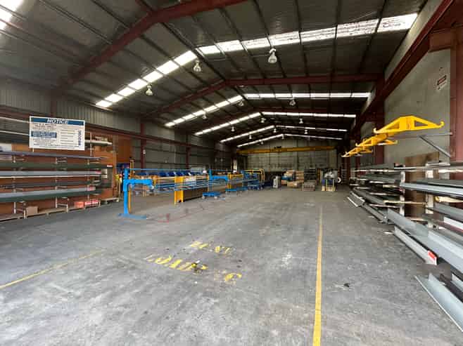 Clear Span Warehouse with Gantry Crane